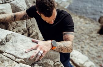 How to turn an Apple Watch on or off